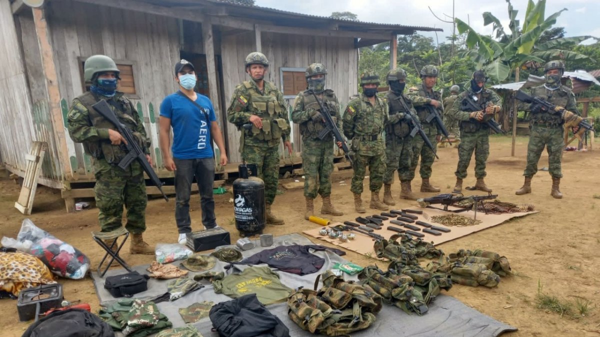 Decomiso. El jueves, miembros del Frente Óliver Sinisterra dejaron abandonado material bélico en Mataje.
