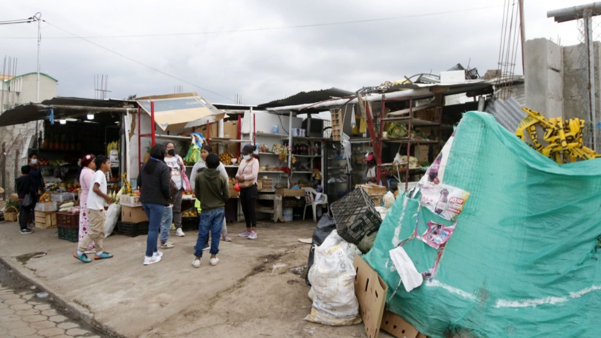 Afectación. El negocio de los Toaquiza fue afectado por el ingreso de una camioneta al local de productos.