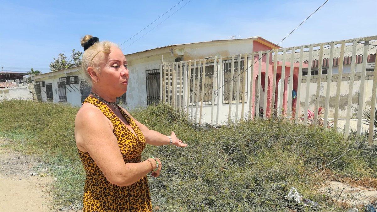 Santa Paula. Verónica Icaza muestra el estado en el que se encuentra su ciudadela. El monte los rodea, las calles son de tierra, la iluminación es pésima, lamenta.