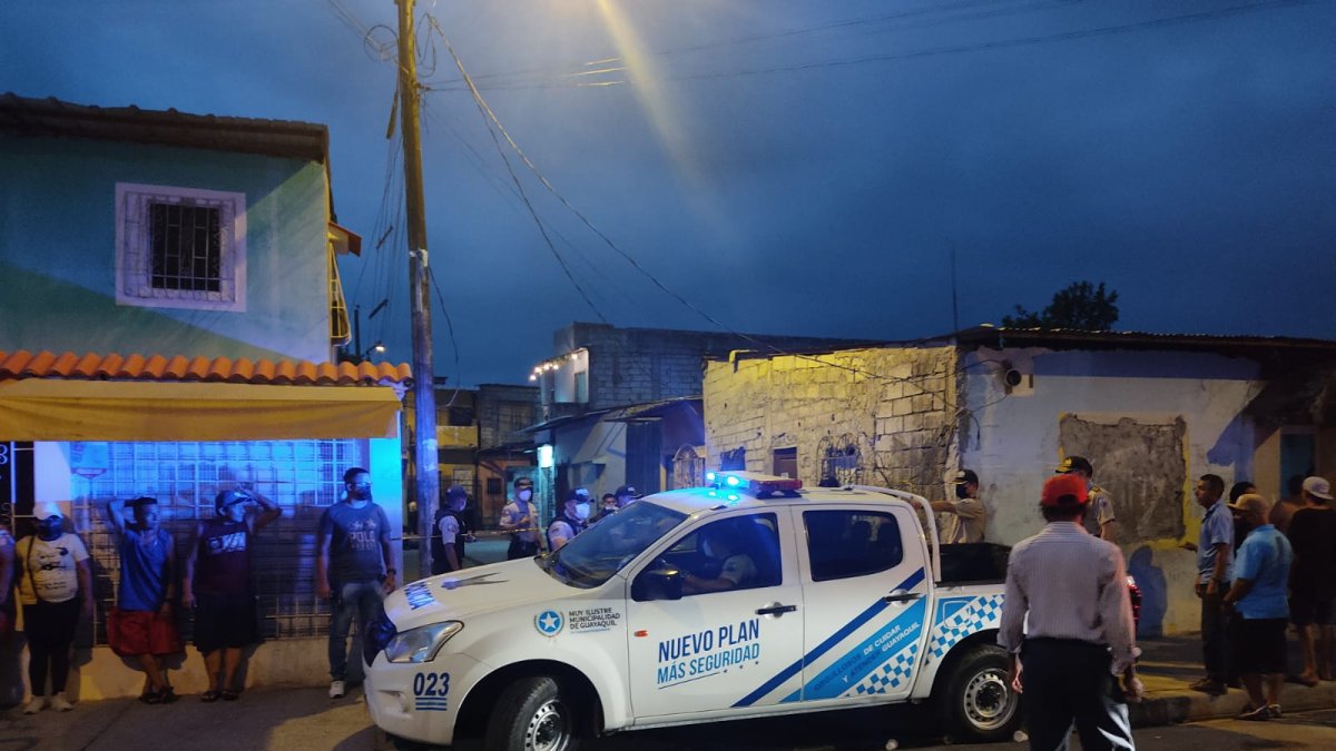 Hombres a bordo de lanchas habrían disparado contra la humidad de varias personas.