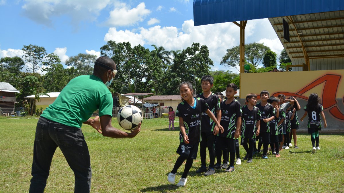 Los niños waoranis entrenan bajo el comando técnico de Javier Quiñónez.