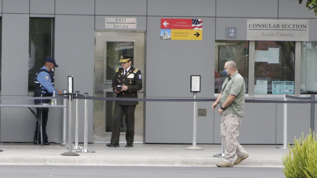 Notificación. En diciembre el general Víctor Araus, reintegrado a la Policía, fue convocado a la Embajada de los Estados Unidos, en Quito, en donde se le comunicó del retiro de la visa.