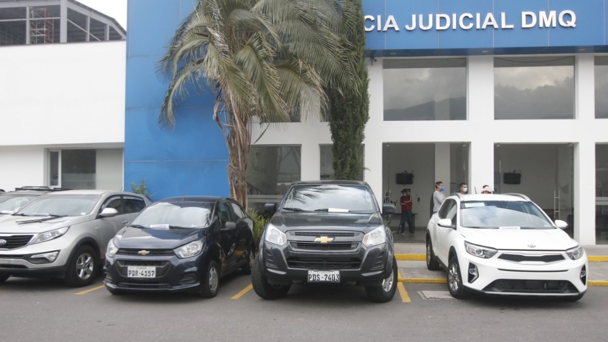 Evidencias. Cuando la Policía Judicial recupera vehículos los presenta en sus patios institucionales para la difusión de las características de los mismos.