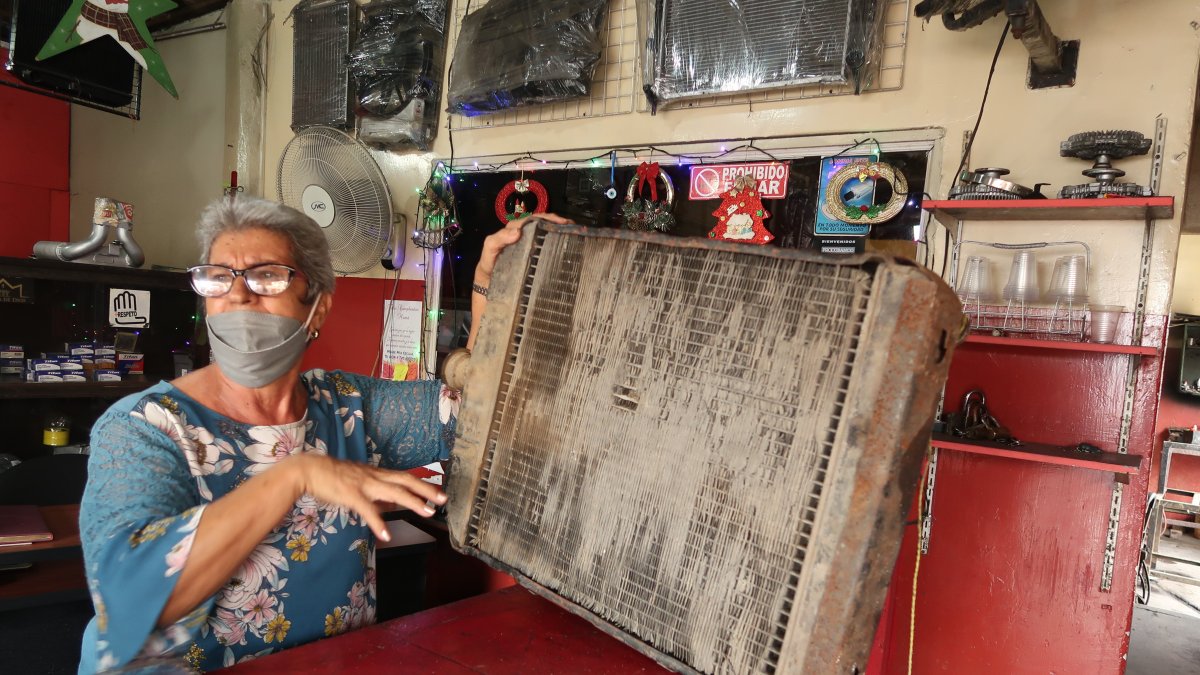 Historia. Cecilia Páez muestra la pieza que repara y vende en su negocio, ubicado  en García Moreno y Alejo Lascano.