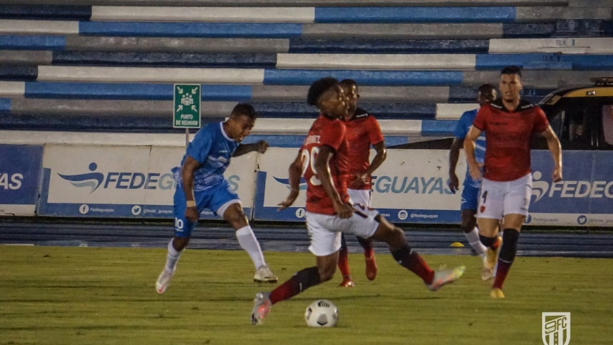 Danny Luna remata un esférico ante la marca de los jugadores de Barcelona.