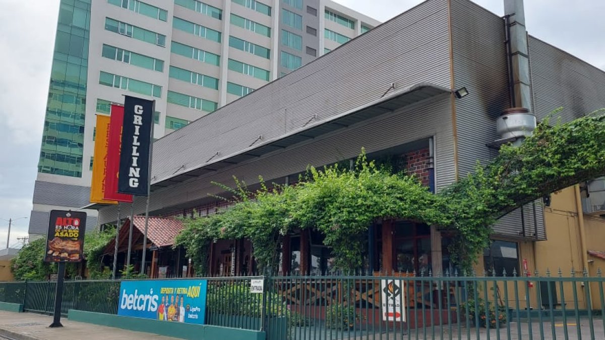 El hecho violento se registró la noche del sábado 22 de enero, cerca de las 19:00, cuando dos sujetos, uno de ellos con un ramo de flores, ingresaron al negocio sorteando al personal que solicitaba el carnet de vacunación.