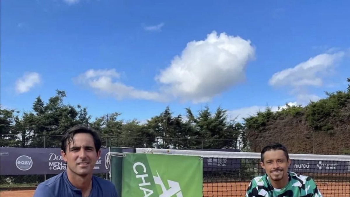 El tricolor Diego Hidalgo (i) junto al colombiano Cristian Rodríguez, tras ser campeones en Chile.