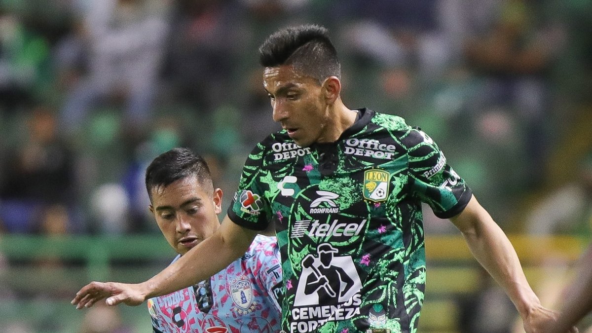 Ángel Mena se retiró con muestras de mucho dolor. Le pusieron hielo en la zona afectada y se espera su evolución.