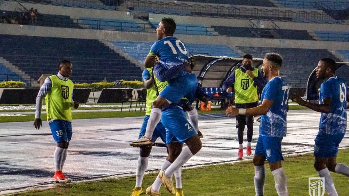 Danny Luna (10), atacante del 9 de Octubre, es felicitado por sus compañeros tras marcar uno de los goles ante Barcelona.