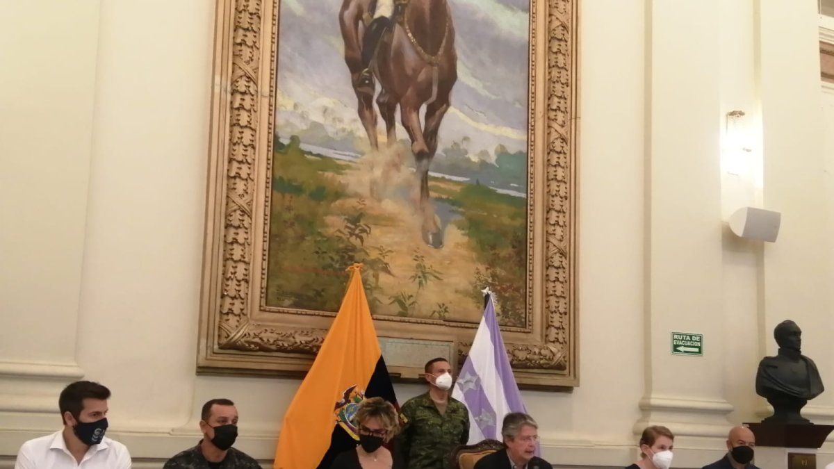 Acompañado del viceministro de seguridad, la alcaldesa de Guayaquil y el gobernador del Guayas, Lasso informó sobre nuevas medidas de seguridad para el puerto principal