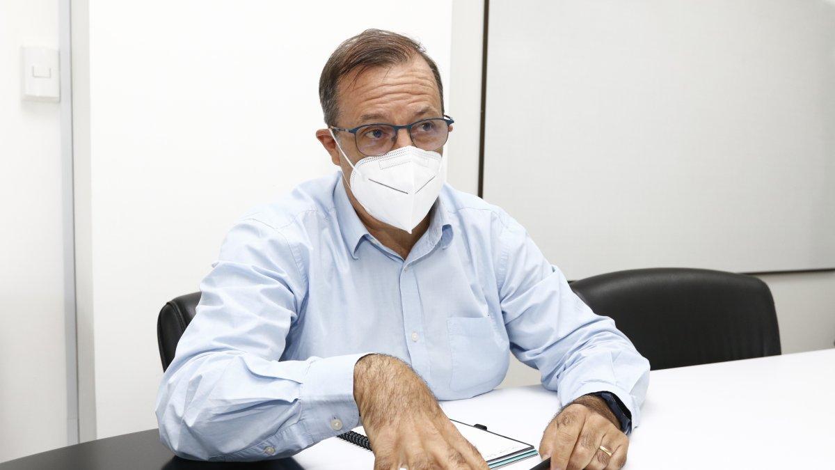 Es ingeniero especializado en Ingeniería Marina en campos petroleros. Desde septiembre de 2020 es el director general de Veolia Ecuador, empresa francesa que opera el consorcio Interagua