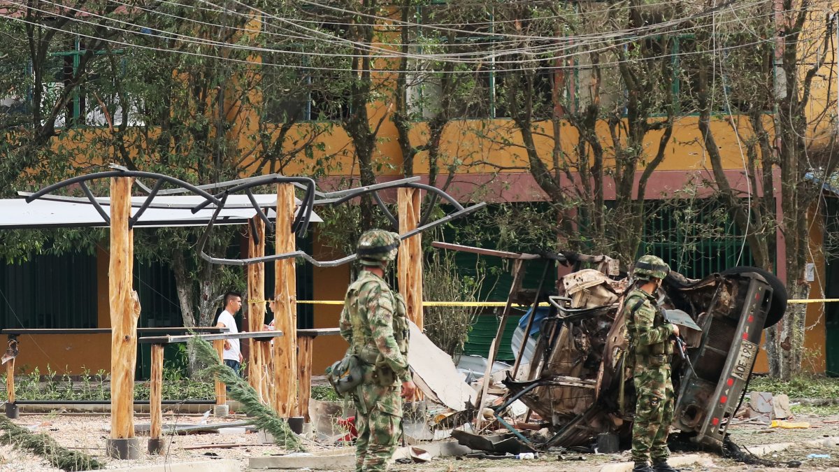 Saravena. Militares colombianos vigilan el lugar donde explotó un coche bomba el pasado 20 de enero.