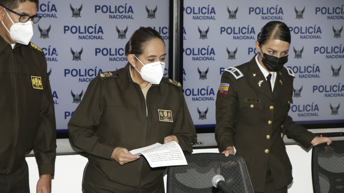 La general Tannya Varela (c) fue ratificada en su cargo el 15 de julio de 2021, por el expresidente Lasso.