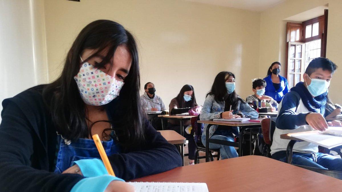 Retorno. Estudiantes vuelven a las aulas en Quito. Al  colegio Mejía acudieron desde temprano.