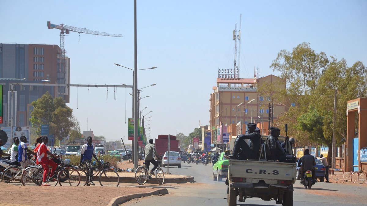 Policías patrullas las calles de Ouagadougou, Burkina Faso, tras el intento de golpe de estado.