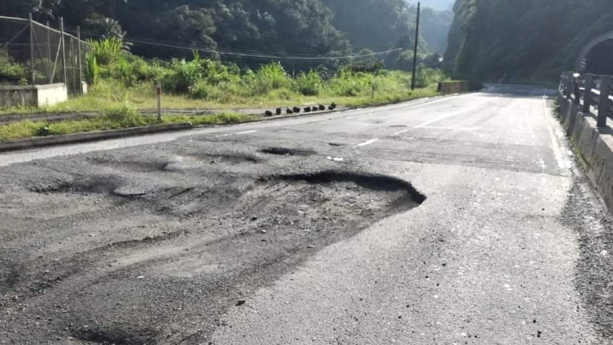 Las denuncias por mal estado de la Vía Alóag - Santo Domingo no cesan.