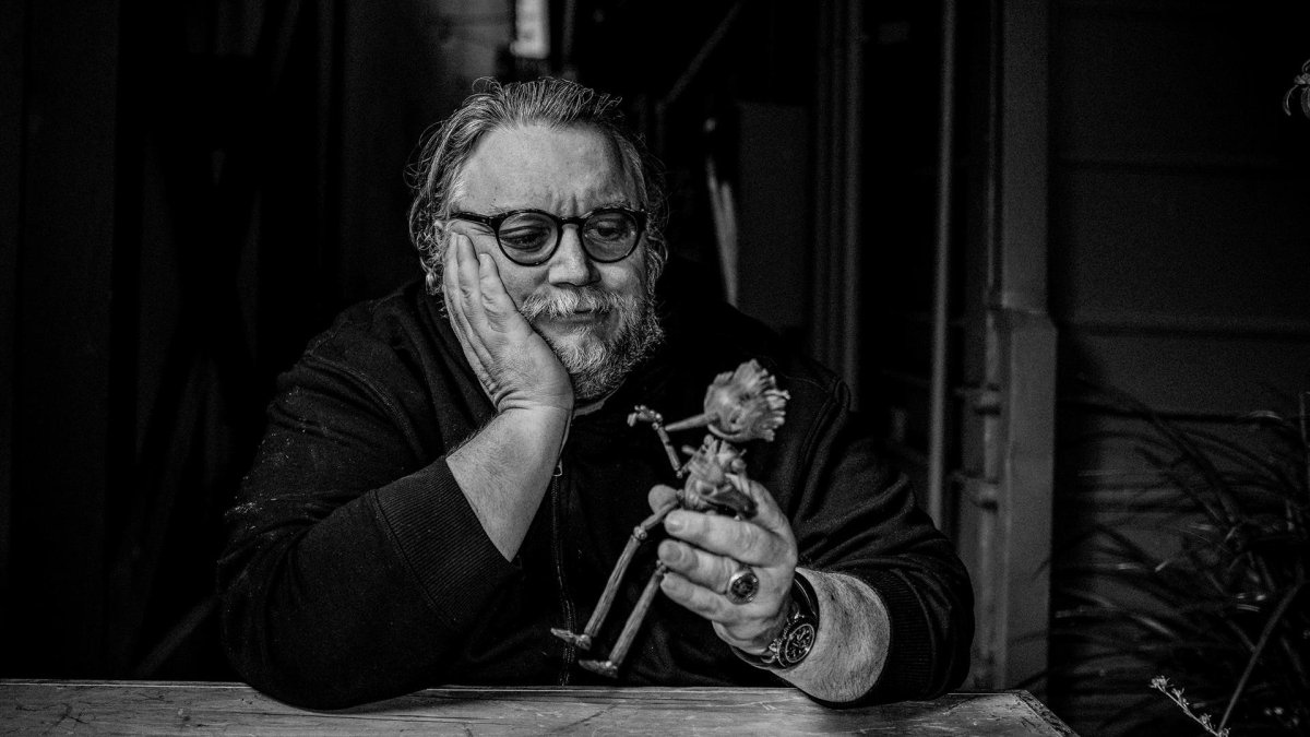 Fotografía cedida por Netflix que muestra al director de cine mexicano Guillermo del Toro sosteniendo una marioneta de Pinocho. Después de un largo tiempo de espera este lunes fue revelado el primer adelanto de lo que será 
