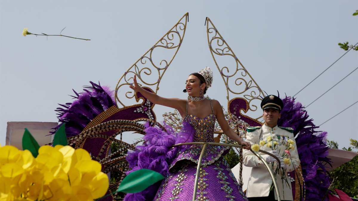 Fotografía de archivo, tomada en marzo de 2019, en la que se registró a la reina del carnaval de Barranquilla de ese año, Carolina Segebre, durante la Batalla de Flores, el desfile inaugural de los carnavales más representativos de la costa norte colombiana.