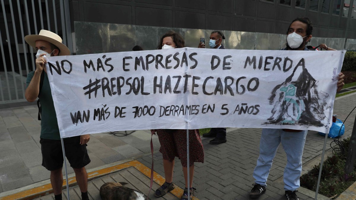 Activistas protestan con motivo del derrame de petróleo frente a las instalaciones de Repsol en Lima (Perú)