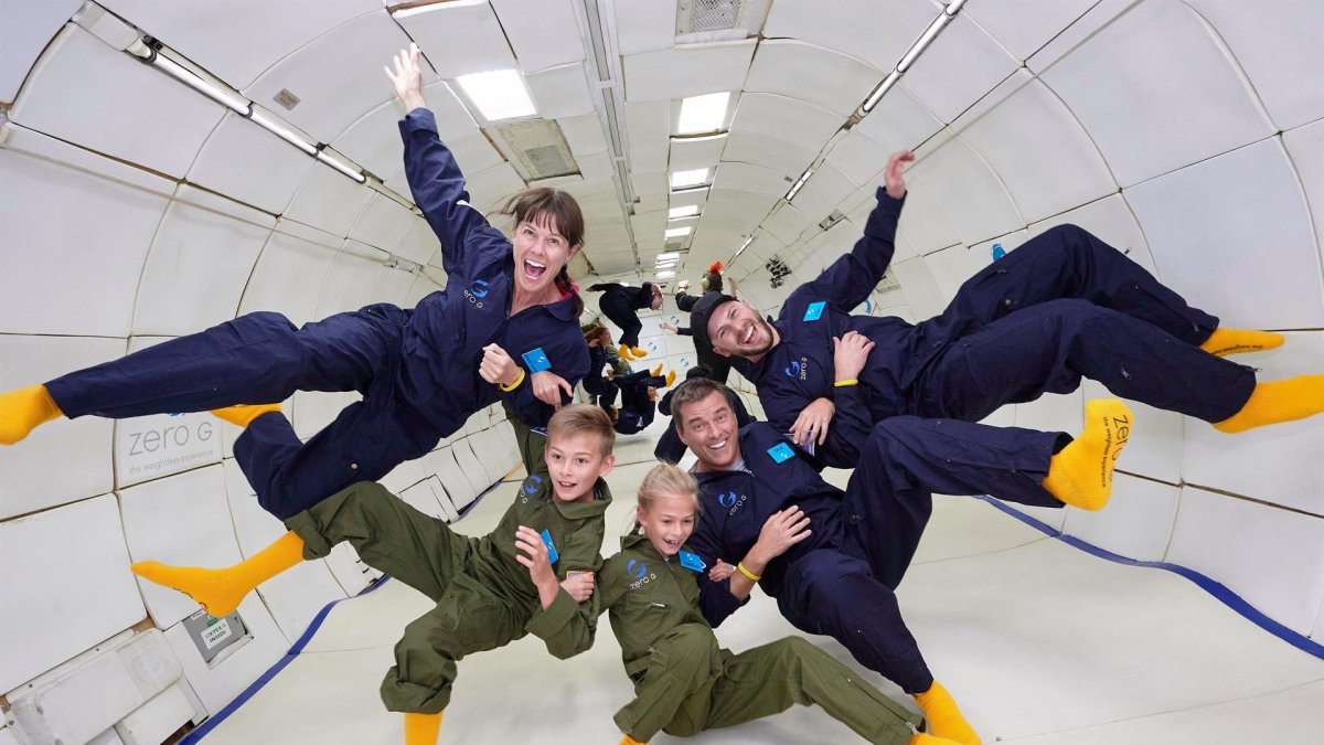 Fotografía cedida este lunes por Zero Gravity Corporation en la que se registró a un grupo de personas mientras disfrutan un momento de gravedad cero a bordo del avión G-Force One, un Boeing 727 modificado para ofrecer a los participantes experimentar la microgravedad a bordo de un vuelo parabólico.
