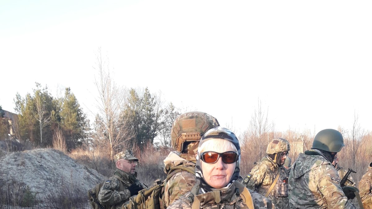 GRAF5363. KIEV, 24/01/2022.- Iryna Yosypenko, cirujana con más de 20 años de experiencia, fue voluntaria durante las protestas del Maidán y sirvió varios años como médico en la Guardia Nacional de Ucrania. Ahora se ha sumado a las Unidades de Defensa Territorial para defender su ciudad en caso de una invasión rusa. EFE/  Iryna Yosypenko/SOLO USO EDITORIAL/SOLO DISPONIBLE PARA ILUSTRAR LA NOTICIA QUE ACOMPAÑA (CRÉDITO OBLIGATORIO)