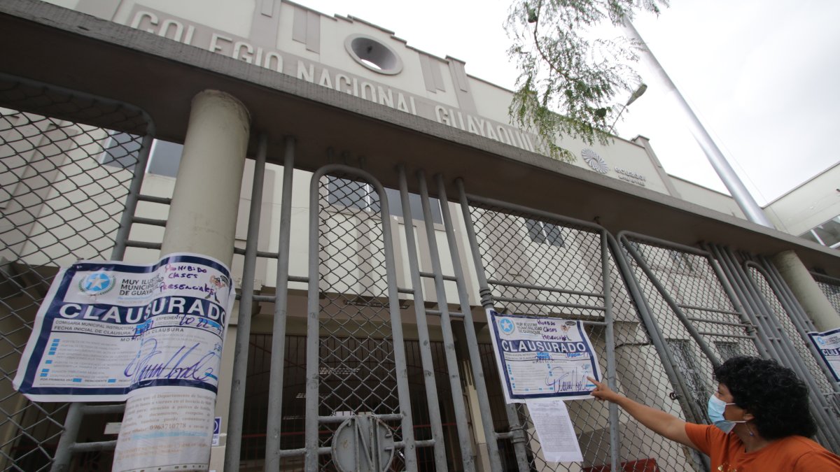 El colegio nacional Guayaquil fue clausurado este lunes 24 de enero por el Municipio local por reanudar las clases presenciales.