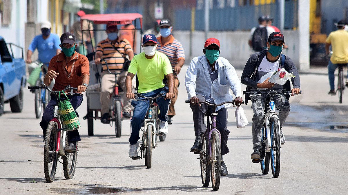 Ciudadanos cubanos recorren las calles de Bayamón, utilizando mascarillas.