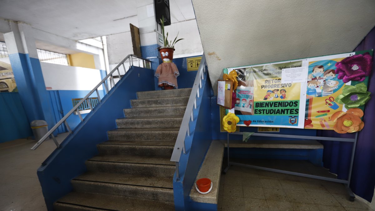 Disposición. La escuela fiscal República de Argentina continuará cerrada por orden del COE cantonal.