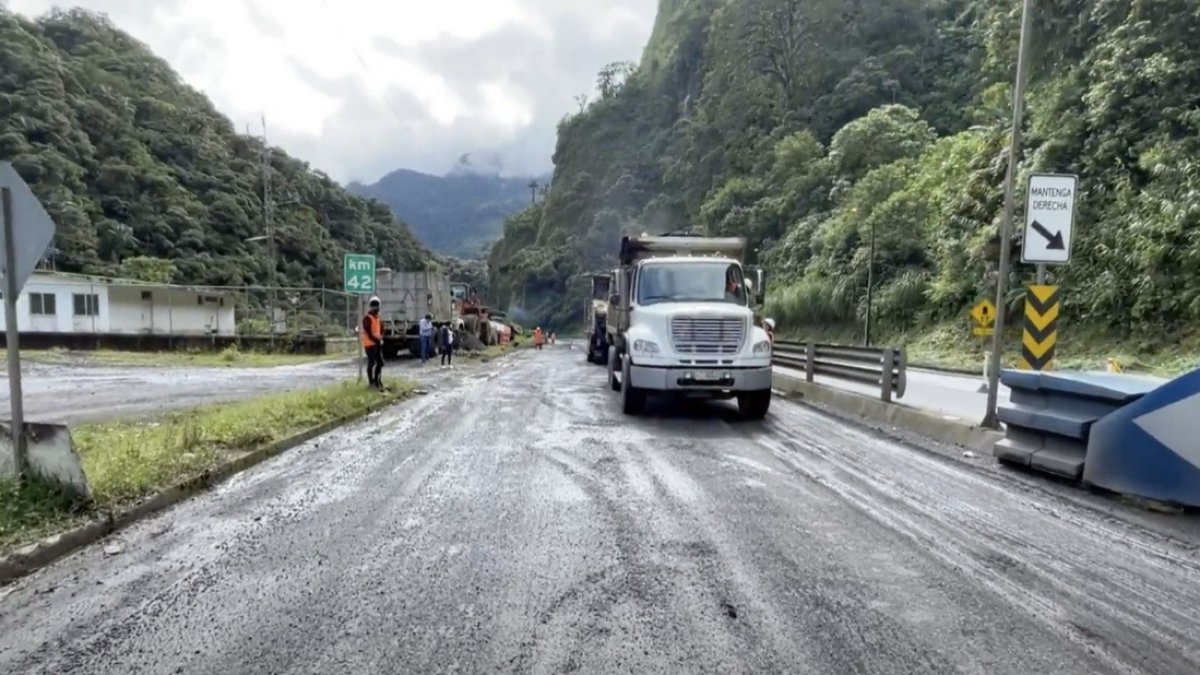 La vía Aloág - Santo Domingo presenta varios problemas como baches, falta de señaléticas y obras que llevan varios años inconclusas.