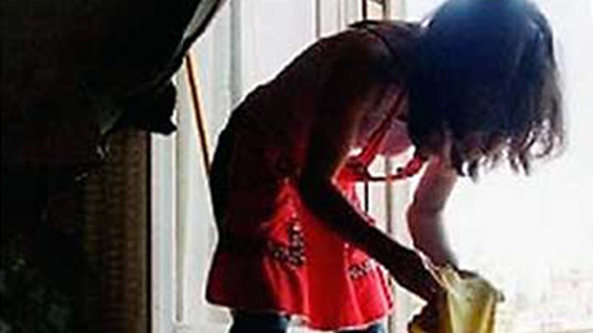 El gremio de las trabajadoras remuneradas del hogar denuncia dos casos de atropello laboral, las obligaron a estar encerradas un año trabajando sin día libre.