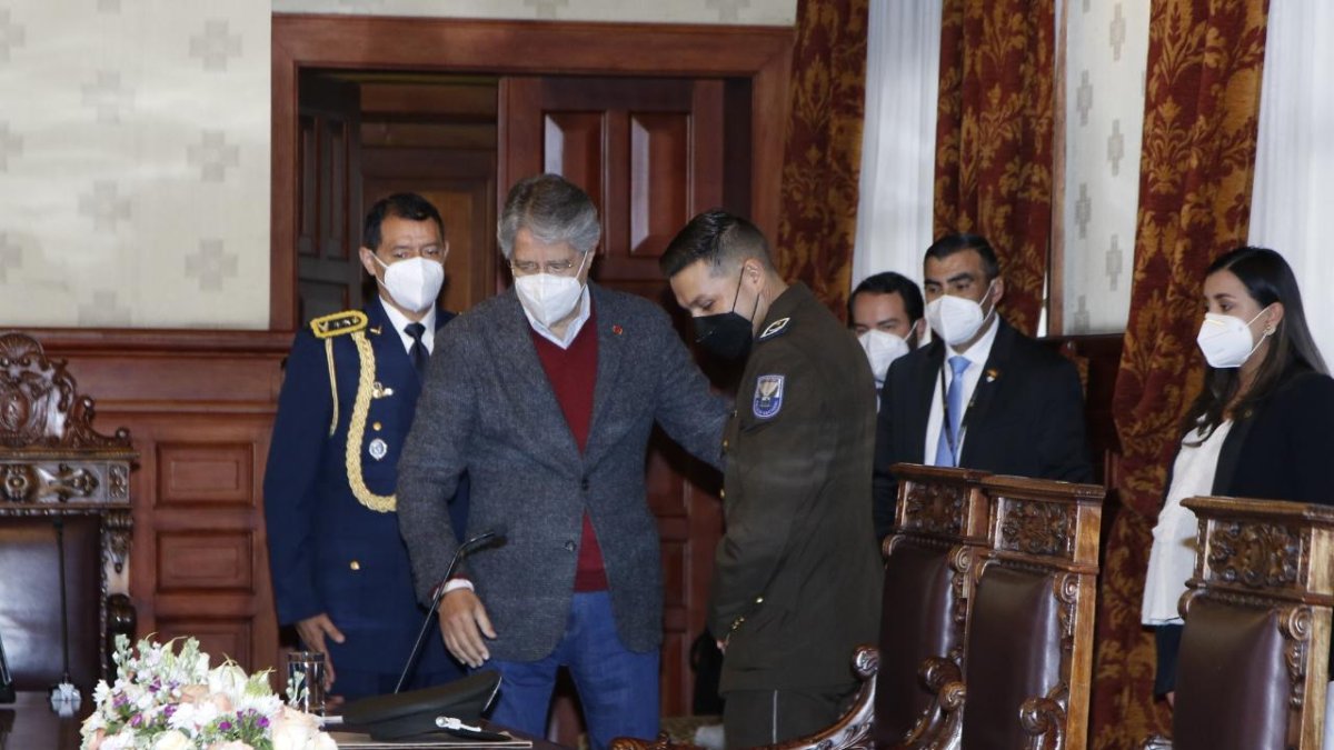 El presidente dialogó con el uniformado junto a la ministra de Gobierno.