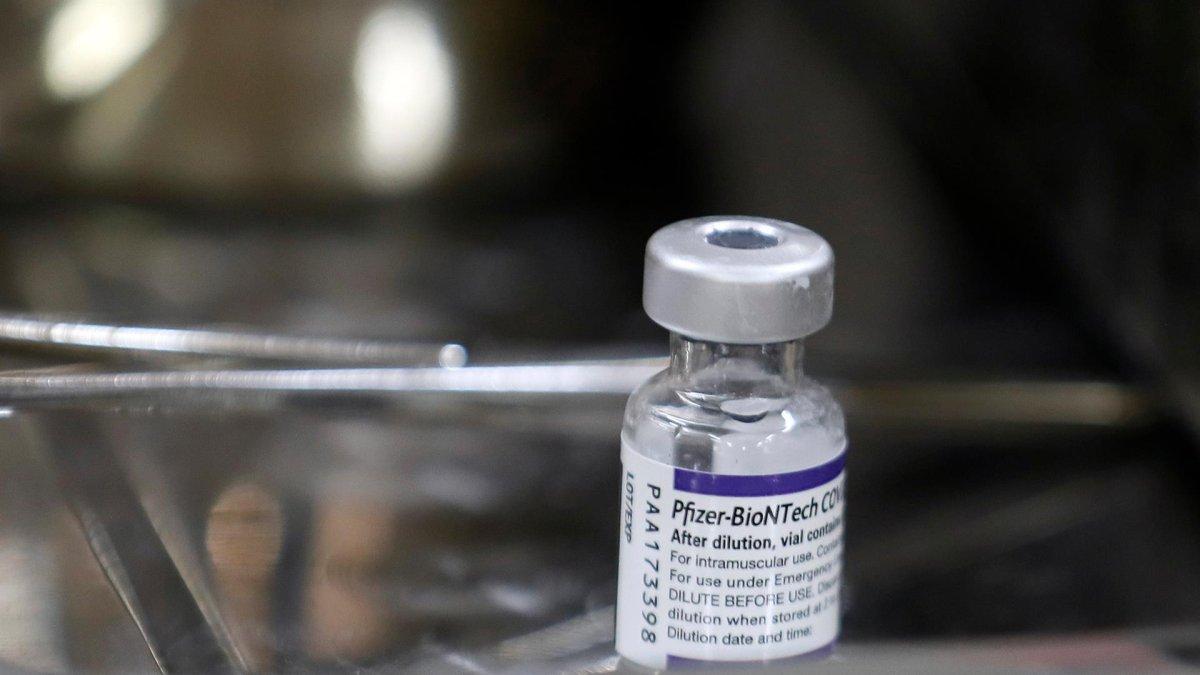 Vista de una vacuna de Pfizer contra la covid-19, en una fotografía de archivo