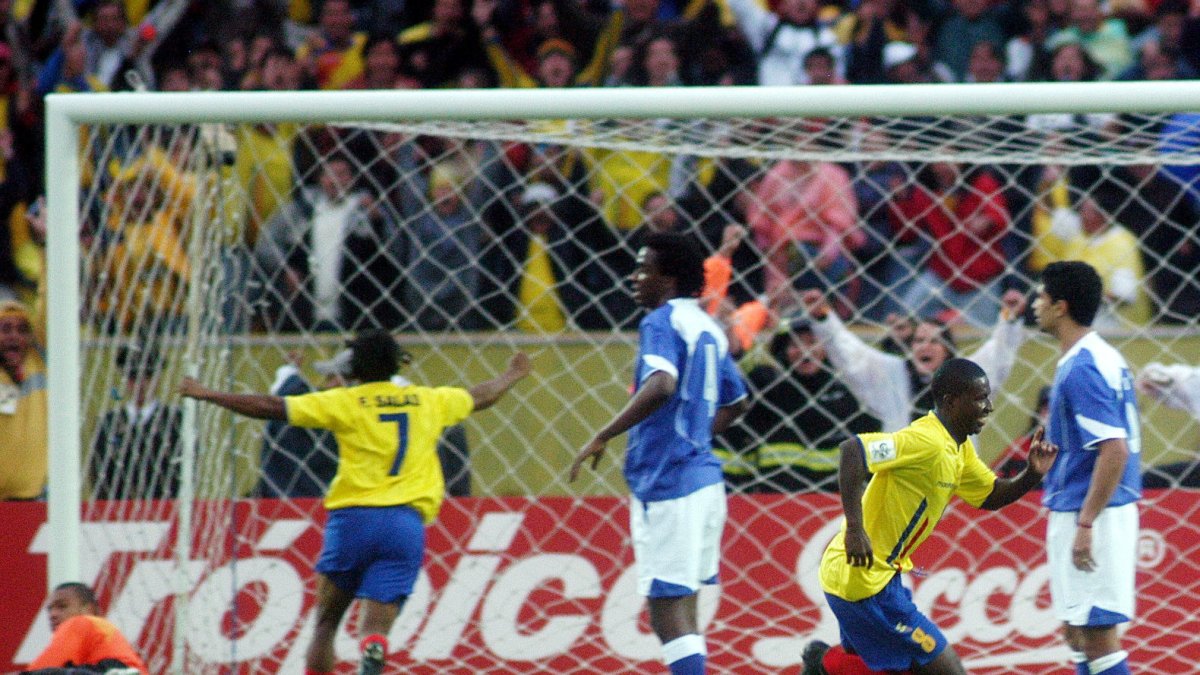 Édison Méndez (d) corre para celebrar el gol ante Brasil rumbo al Mundial de Alemania 2006.