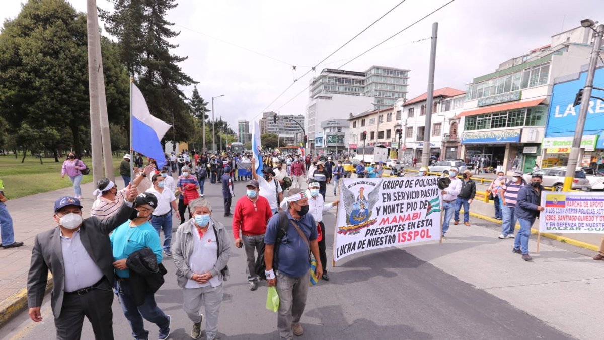 Marcha. Jubilados del Isspol y sus familias marcharon hacia la Fiscalía y la Judicatura para respaldar a Santiago Olmedo.
