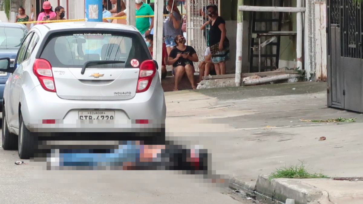 El supuesto delincuente quedó tirado junto a la vereda.