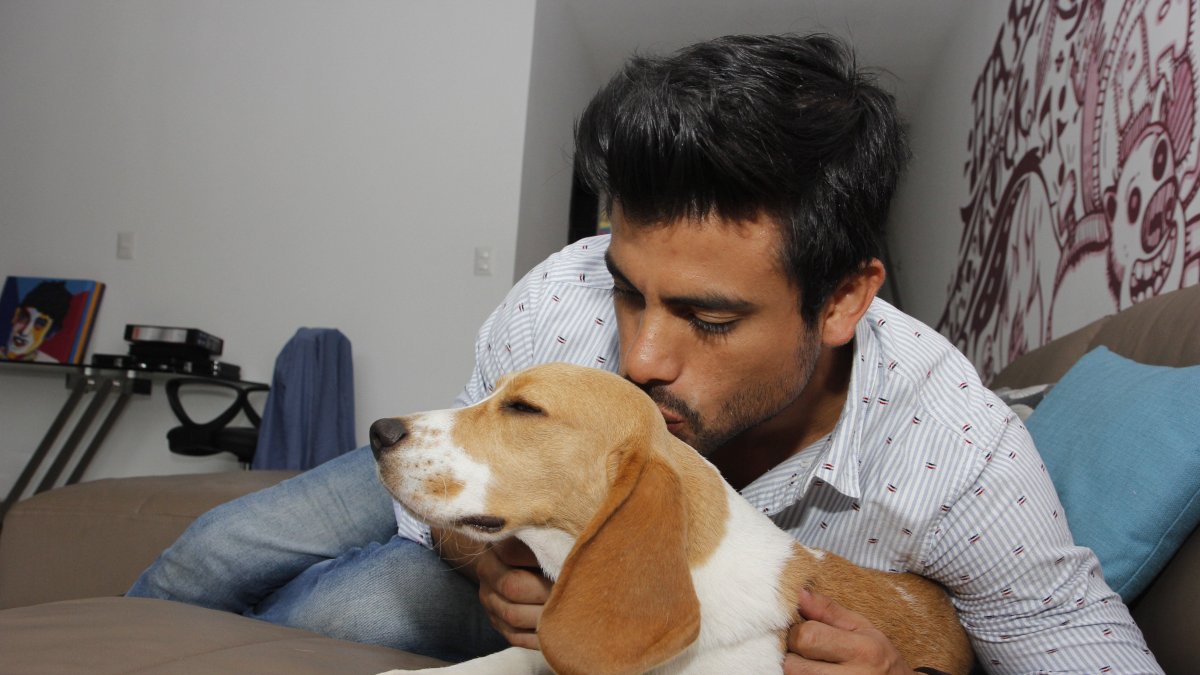 Con su mascota Jagger.