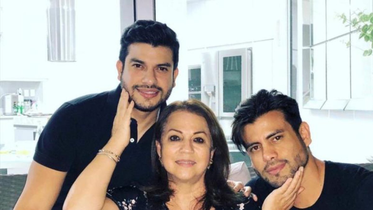 Con su madre Nachita y hermano, Pablo.