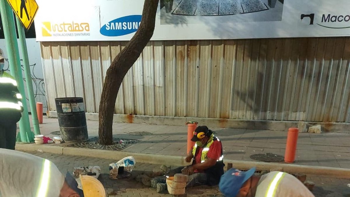 Calle. Trabajadores aprovecharon la noche para arreglar la vía