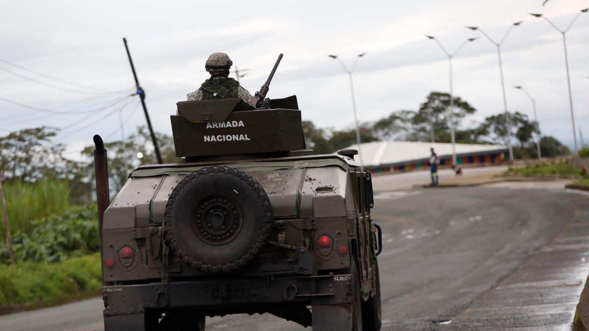 Un vehículo de la Armada Nacional de Colombia presta seguridad hoy en Buenaventura, donde mañana se llevará a cabo la Cumbre Presidencial de la Alianza del Pacífico, en el departamento de Valle del Cauca (Colombia).