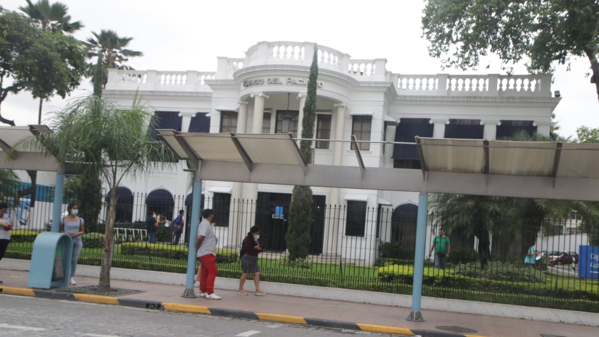Un paradero de buses tiene el techo roto en Urdesa