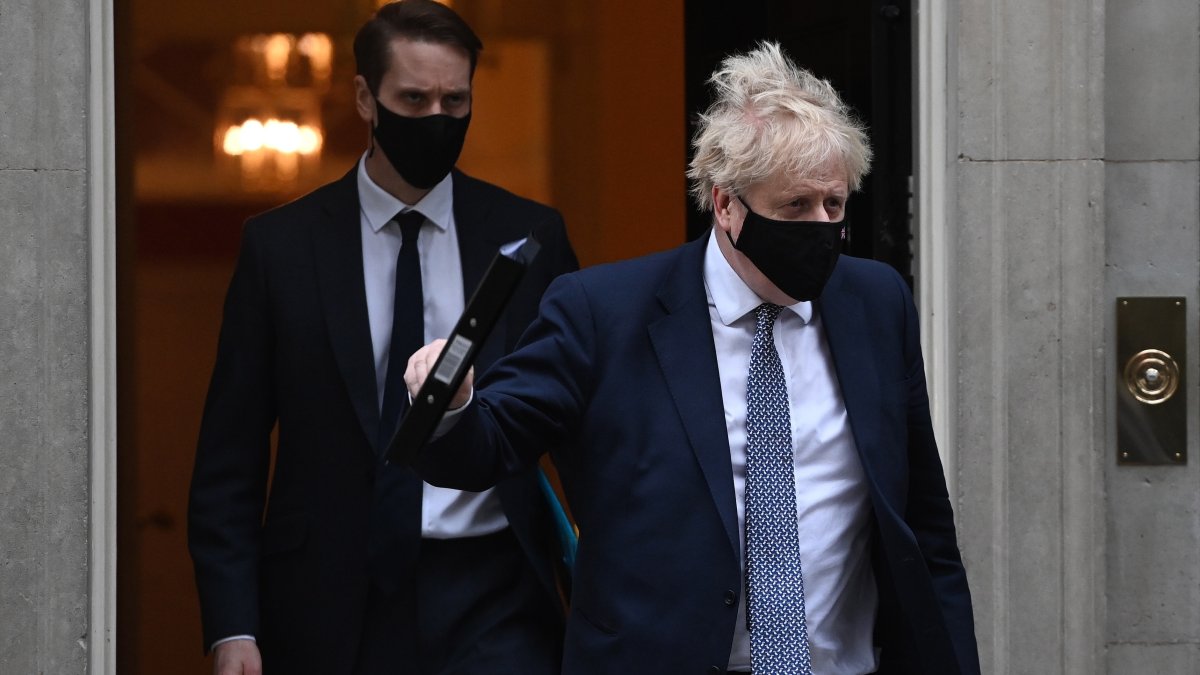 Surgen nuevas pruebas que dificultan aún más el futuro político del primer ministro Boris Johnson, tras un escándalo por una fiesta/ ANDY RAIN