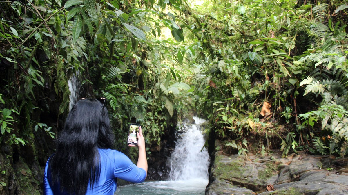 Una turista toma foto a un paisaje de Ecuador.