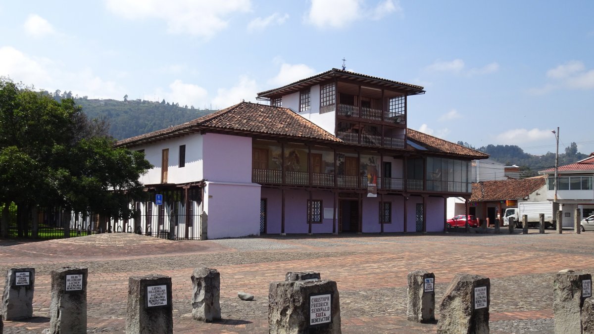Chaguarchimbana significa el lugar menos profundo para cruzar el río por la cercanía a   Tomebamba y Yanuncay. / 
