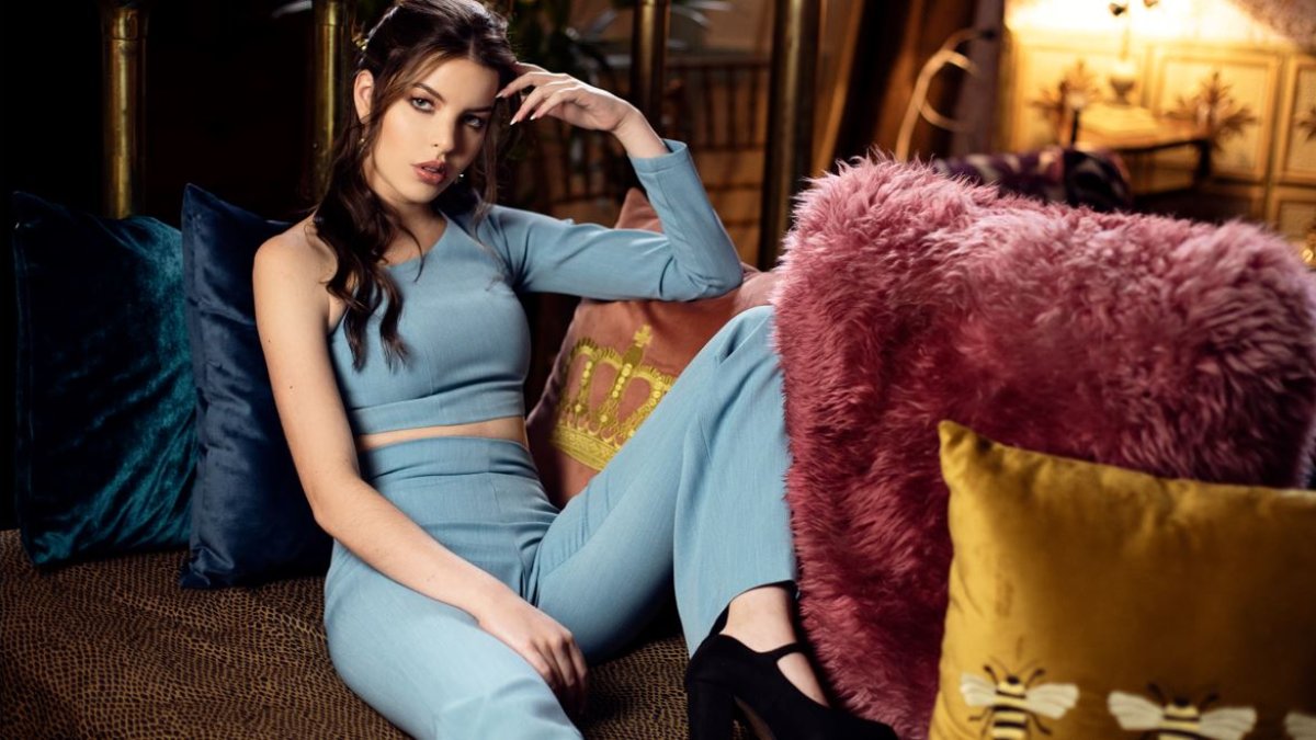 Se confiesa una fanática de la sastrería femenina. Entre sus looks, escoge este terno turquesa, ideal para un evento formal del reinado.