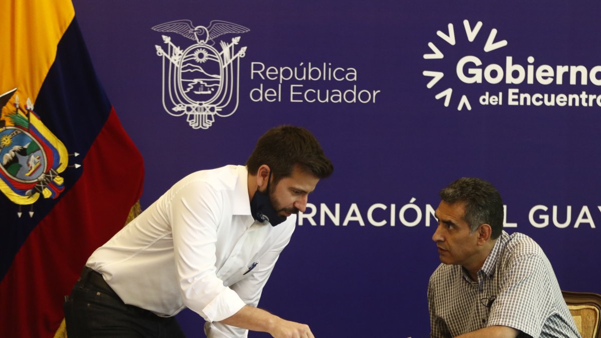 El Gobernador del Guayas, Pablo Arosemena junto al viceministro del Interior, Max Campos luego de la mes de seguridad celebrada ayer en Guayaquil,