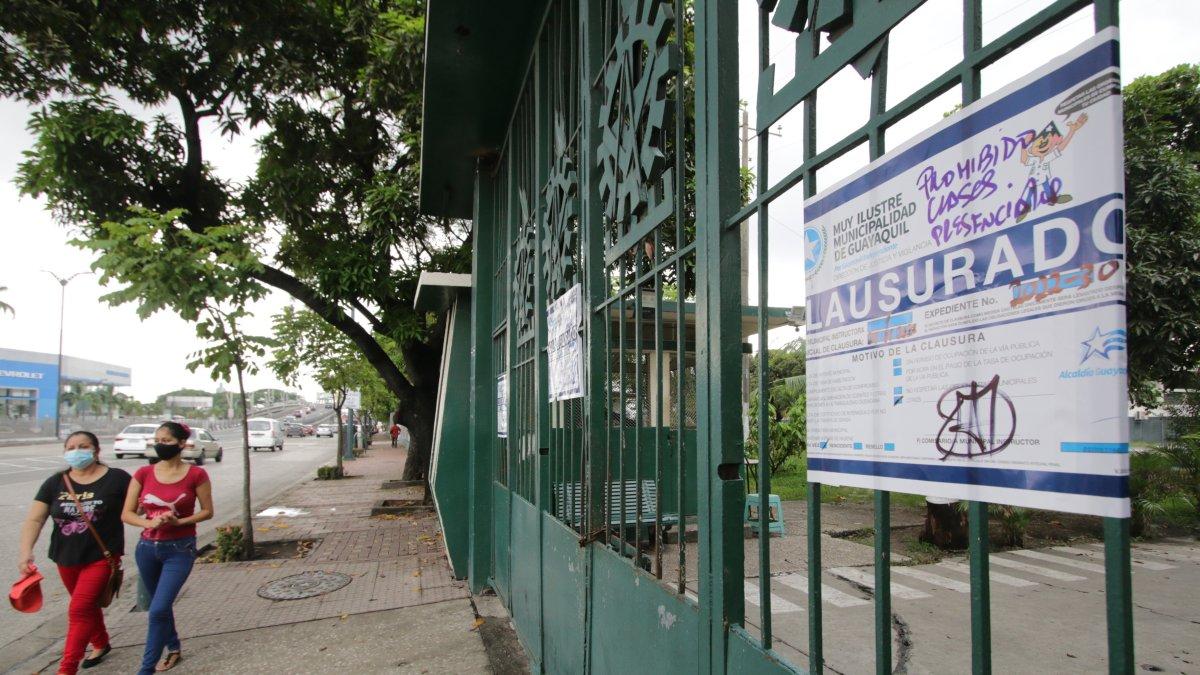 El Colegio Técnico Simón Bolívar fue clausurado en Guayaquil por clases presenciales.