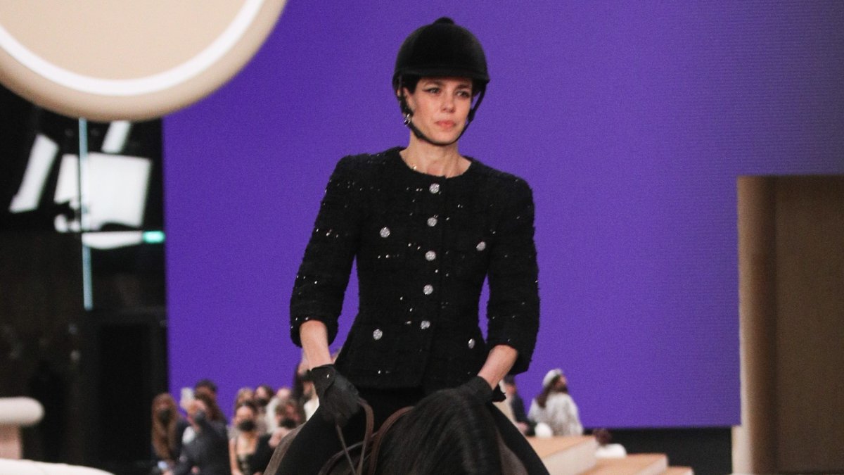 Charlotte Casiraghi abre montada a caballo la pasarela del desfile de Chanel en la Semana de la Alta Costura de París.