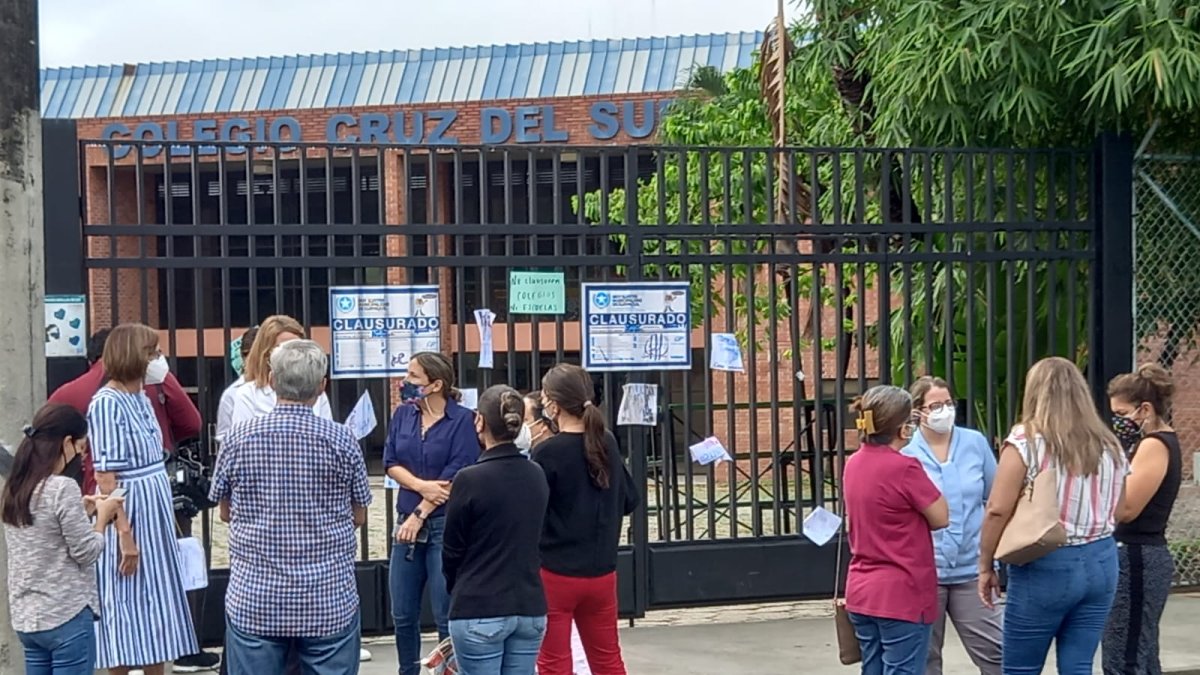 Padres de familia en las afueras del colegio Balandra a espera de que sus hijos accedan a clases presenciales.