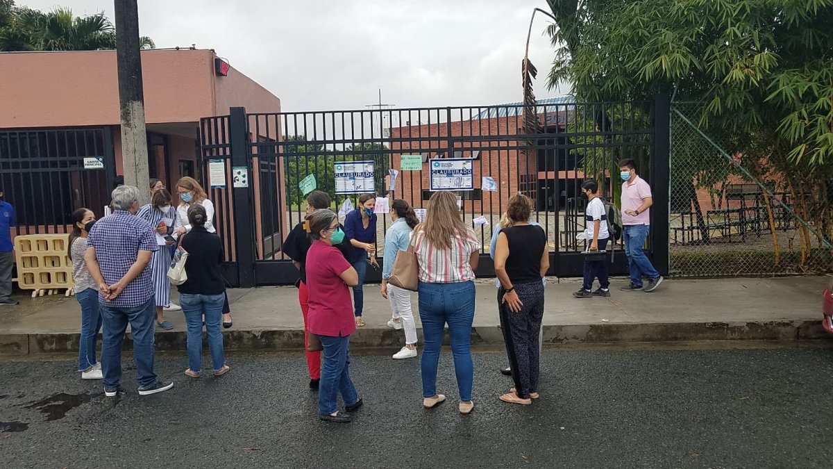 Padres de familia acompañan a sus hijos al ingreso al colegio Balandra Cruz del Sur, que fue clausurado por el Municipio de Guayaquil por dar clases presenciales.