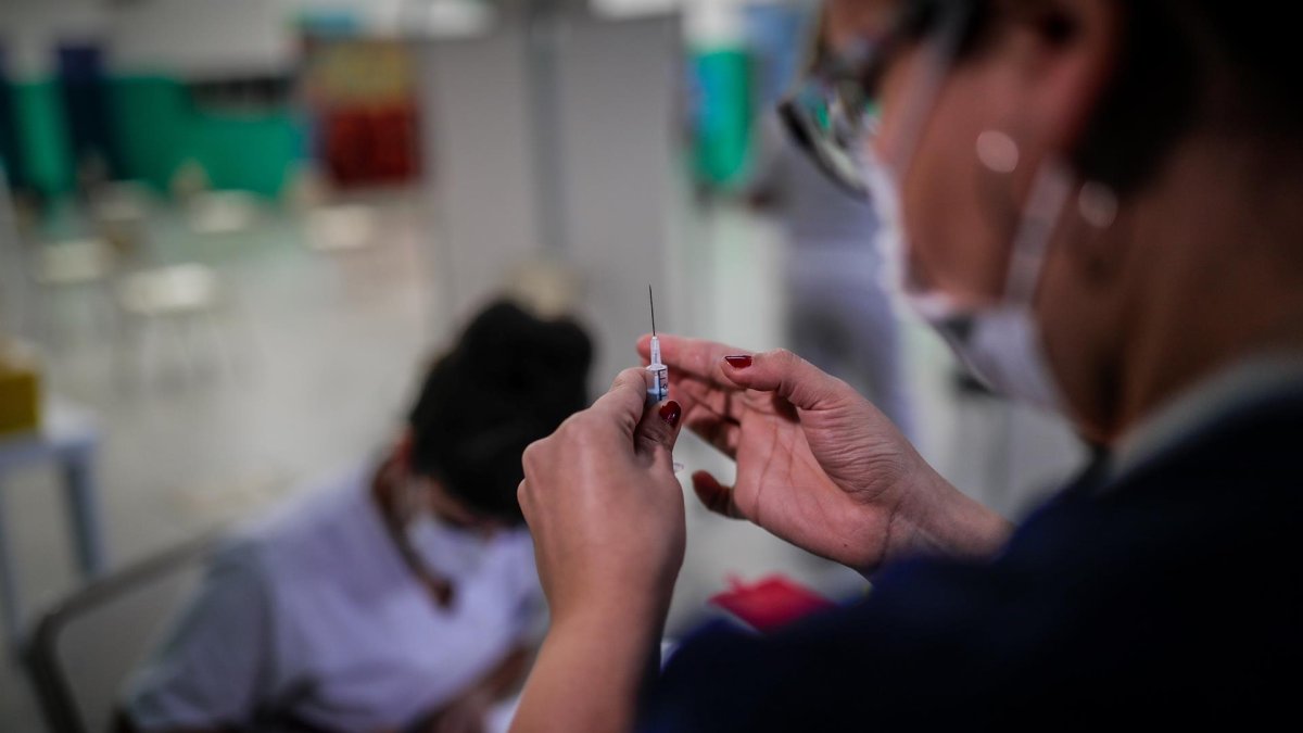 Fotografía de archivo en la que se registró a una enfermera al preparar una dosis de una vacuna contra la covid-19, en Buenos Aires (Argentina).